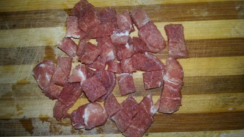 炸里脊串,先切条再切丁