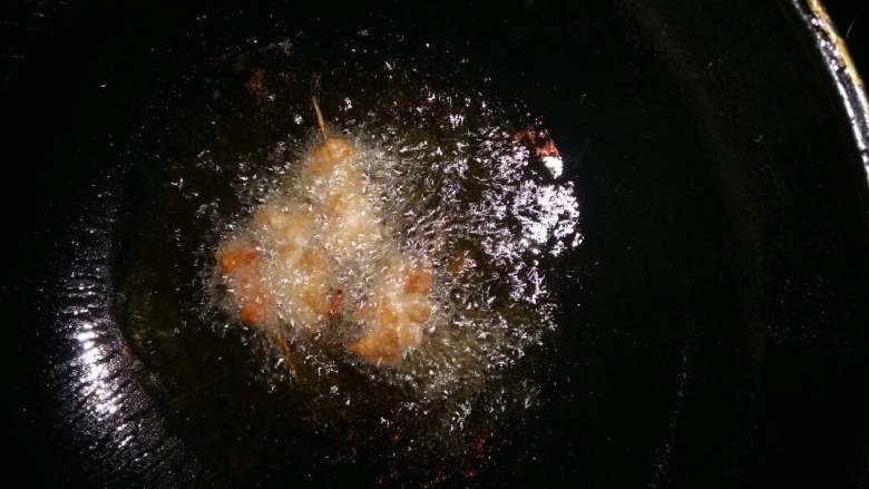 炸里脊串,锅烧热倒入油,中小火投入里脊串慢慢翻炒,见微黄色即可。