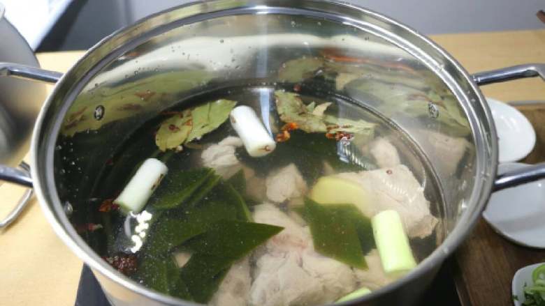 海带排骨汤,爆锅之后，加入适量水，加入以上食材，开始大火炖。