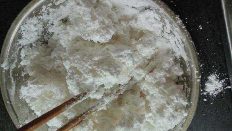 水晶饺,调好粉后,用热开水慢慢加水搅拌成棉花絮