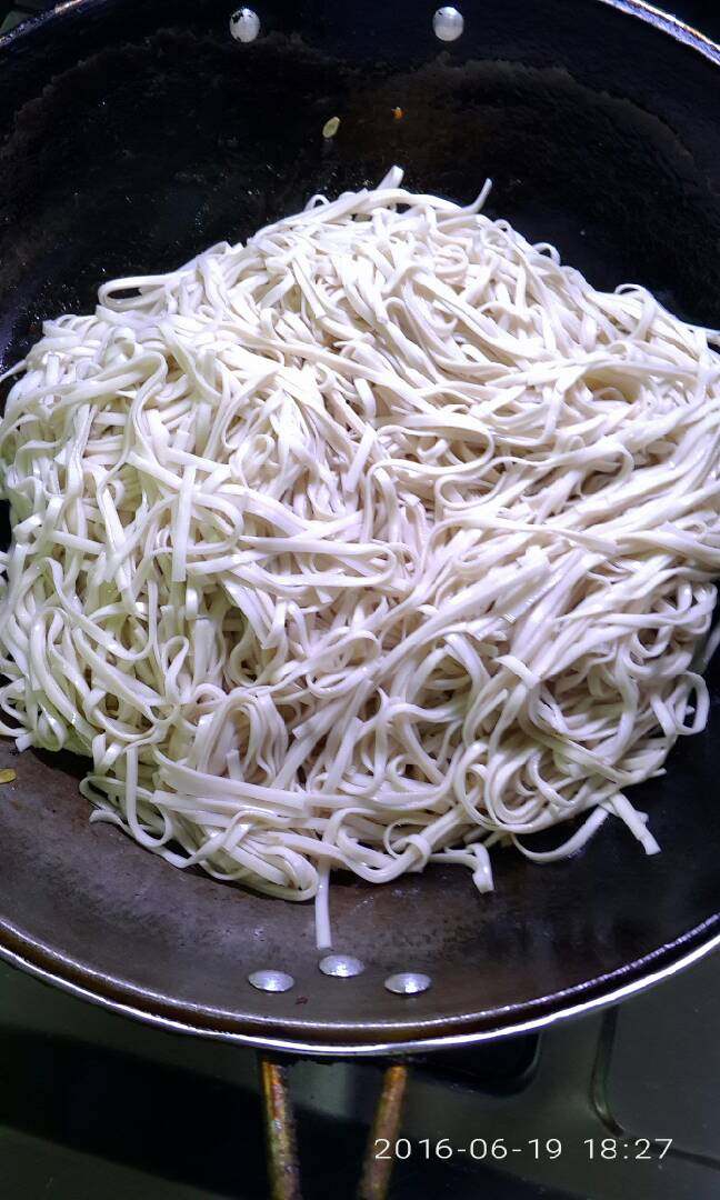 焖面,面煮五成熟，捞出被用