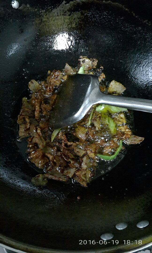 焖面,把肉切丁，<a style='color:red;display:inline-block;' href='/shicai/ 3639'>豆角</a>切粒下各种调料油爆炒，添加水。