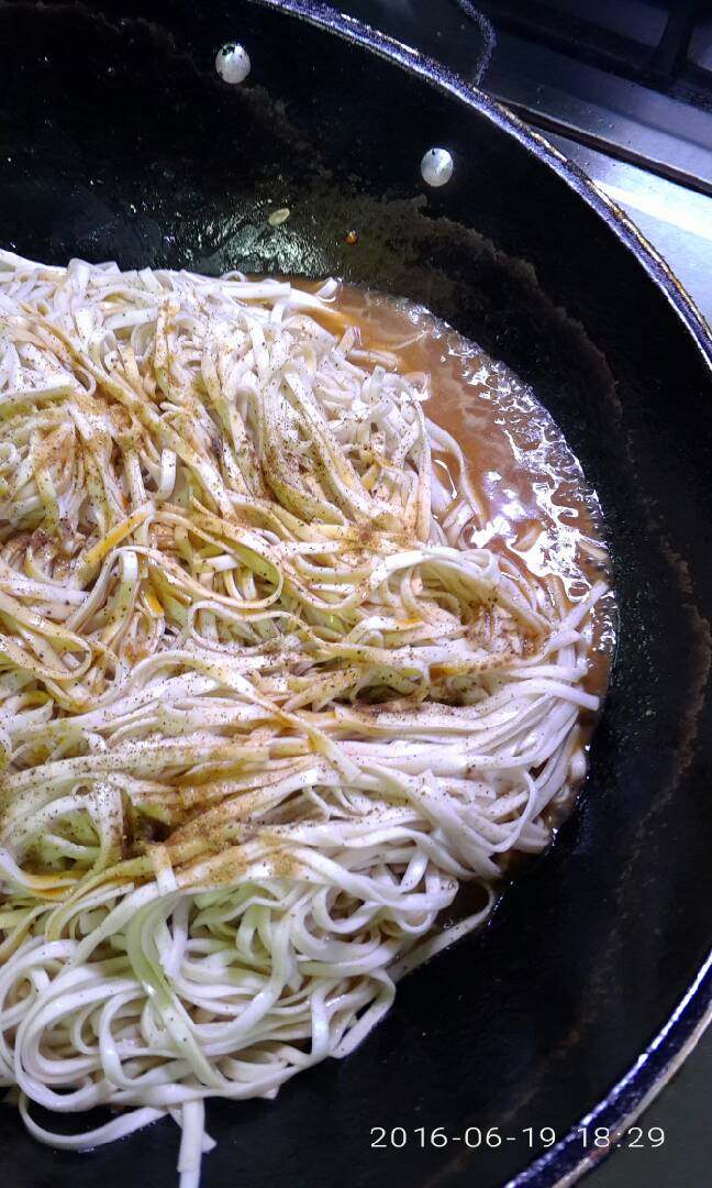 焖面,加入面条，看见料汁小火加盖慢焖。