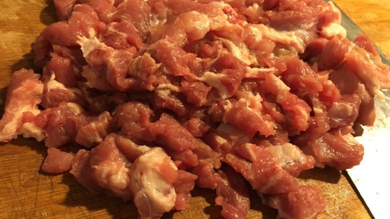 香煎肉饼,把猪肉切小块,能多小块就多小~然后砍砍砍~使劲砍~