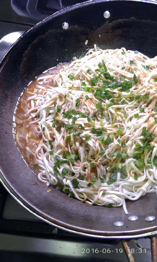 焖面,快熟时加入葱花