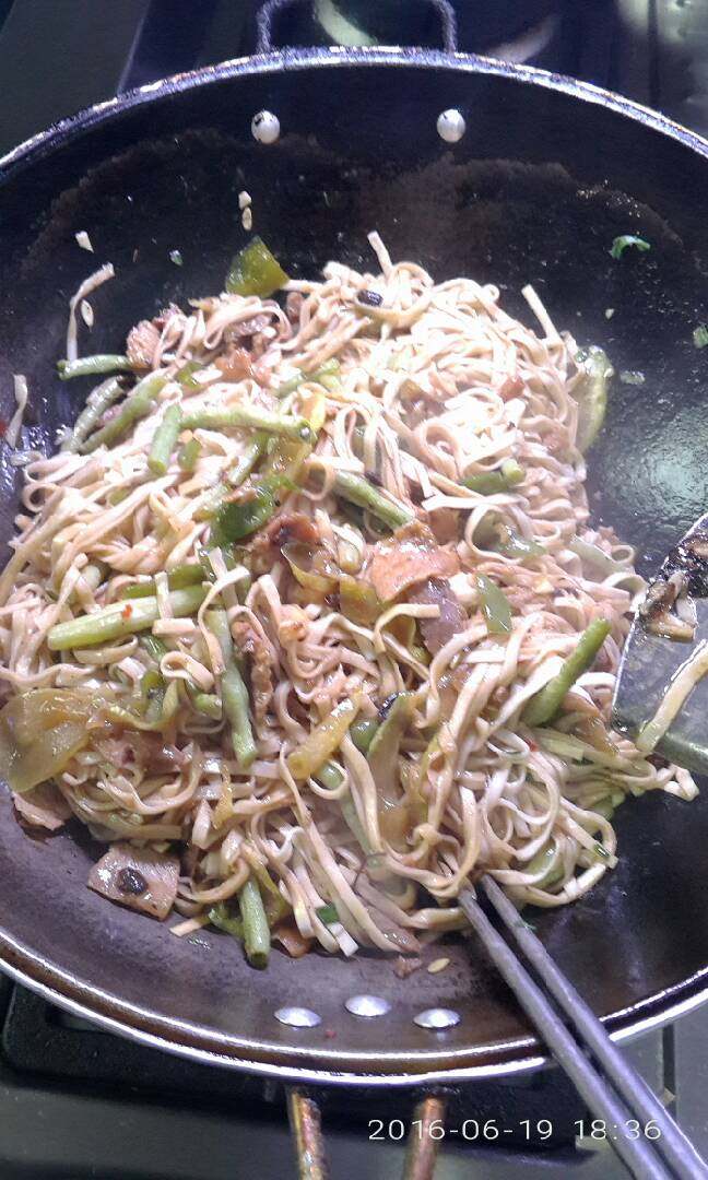 焖面,搅拌均匀盛碗