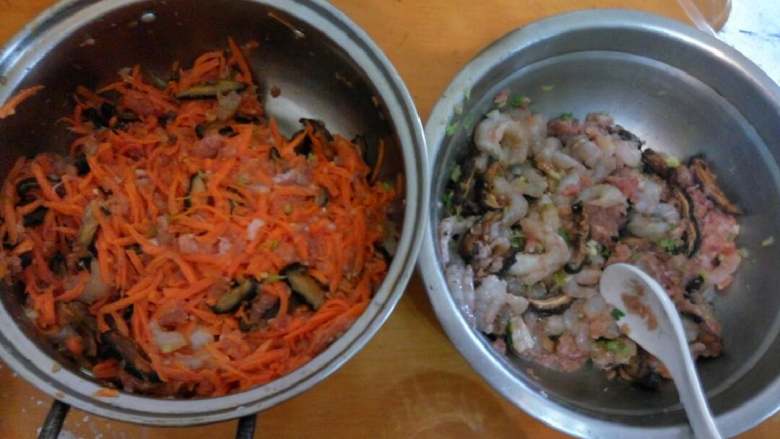 水晶饺,馅料和平常一样,用盐鸡精和五香粉调拌的