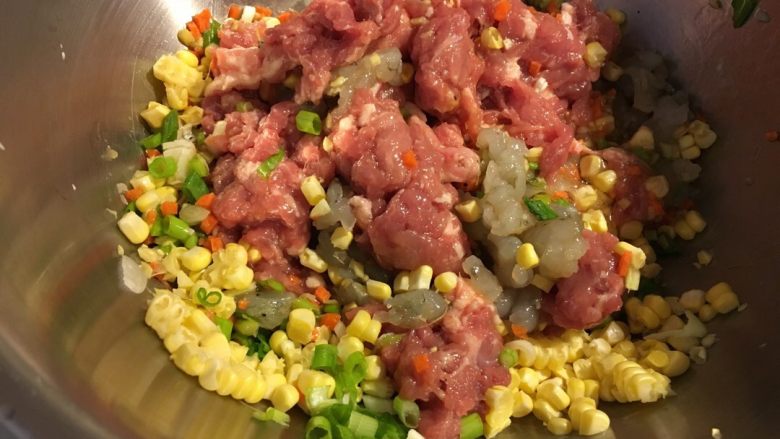 香煎肉饼,拿一个超大锅出来,并且把全部材料放进去调味。