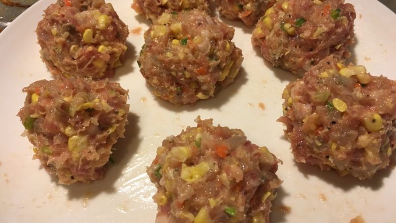 香煎肉饼,弄成一个球形~