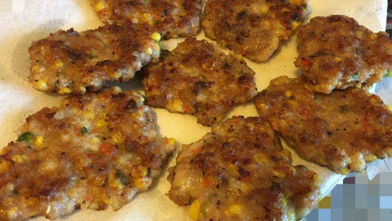 香煎肉饼,煎到金黄色,拿一块上来用刀切开看看熟了嘛…然后可以装在有吸油纸巾的盘里。