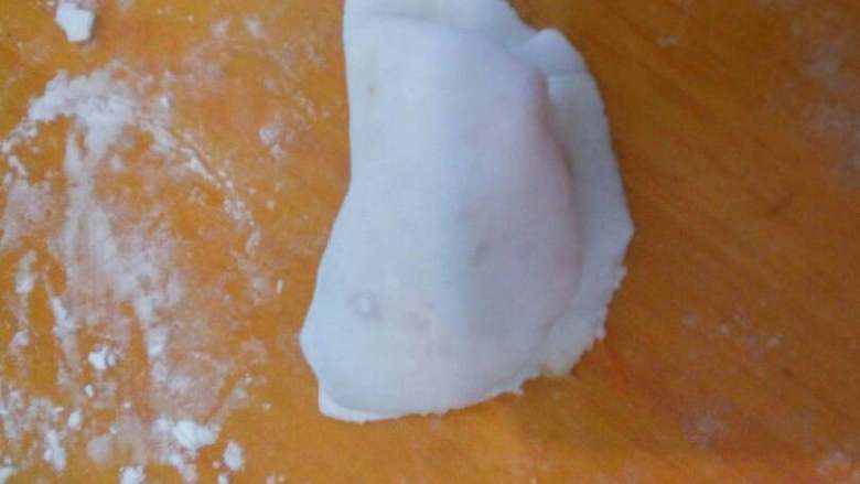水晶饺,加入馅料,捏出你喜欢的形状。