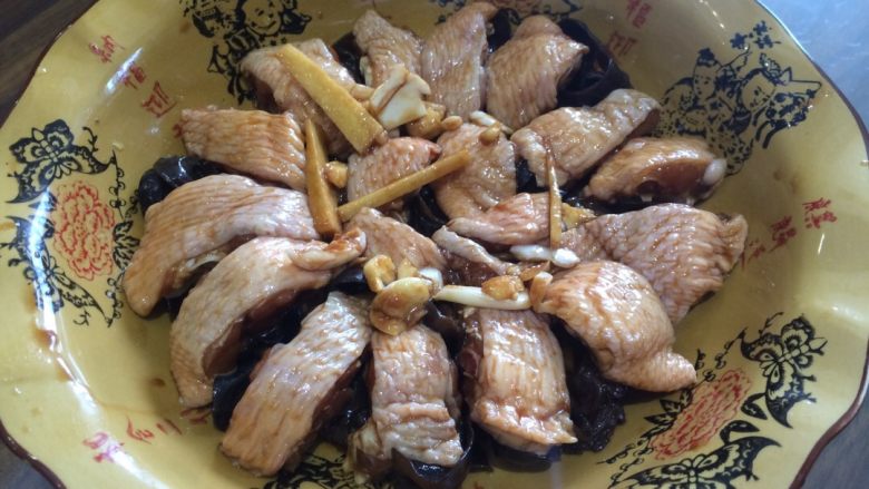 木耳蒸鸡翅,鸡翅装盘,放在木耳上面,把腌制的汤料浇在上面。
