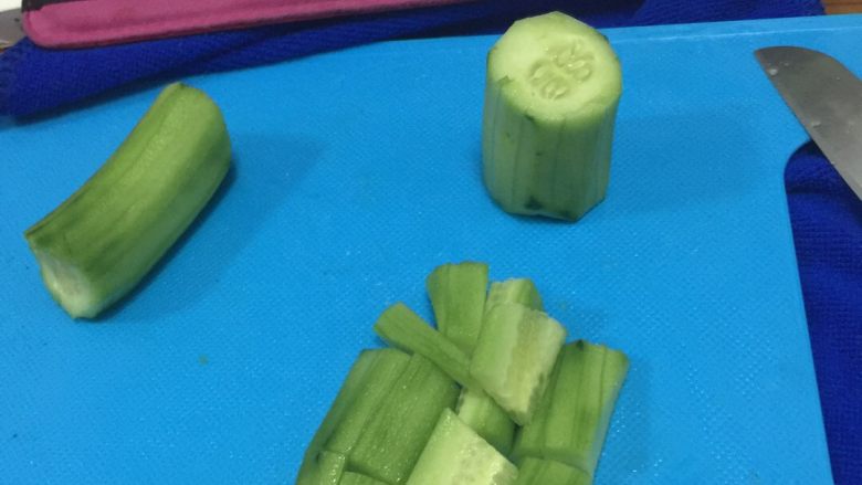 铁皮石斛汁➕天之金兰花,黄瓜去皮切成丁,方便打汁