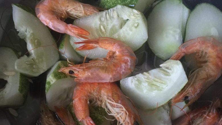 水煮黄瓜,将三种食材同时放入锅中