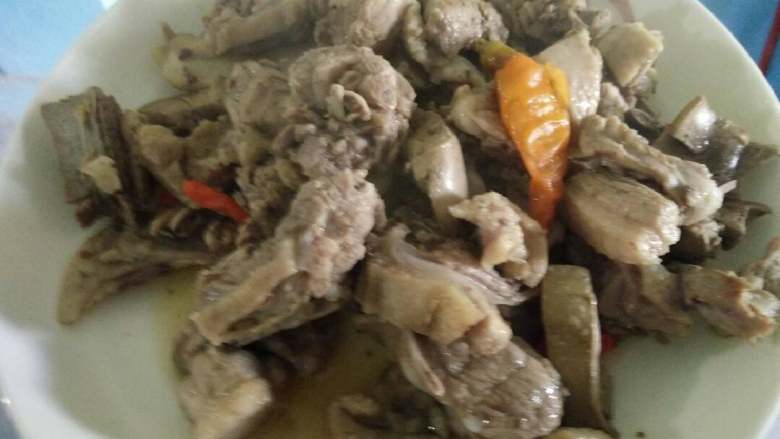 茶油芋头杆鸭肉,把鸭肉用水煮一下,鸭汤留着备用