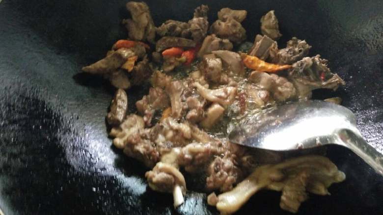 茶油芋头杆鸭肉,锅内放茶油,把煮过的鸭肉炒香,变成金黄色在加<a style='color:red;display:inline-block;' href='/shicai/ 692'>酱油</a>爆炒