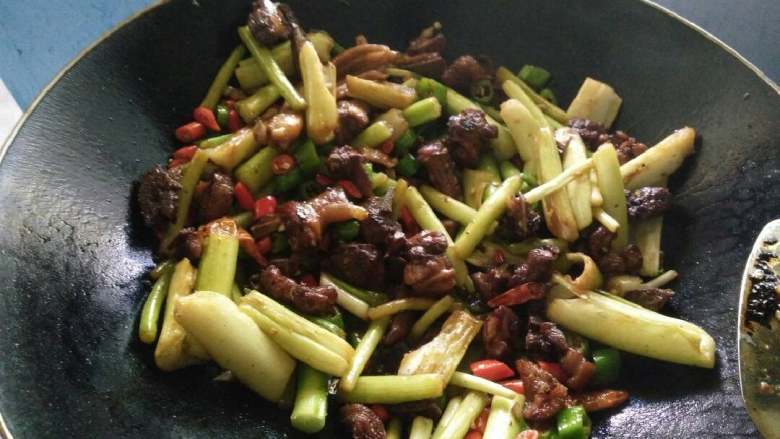 茶油芋头杆鸭肉,鸭肉炒香放入青红辣椒大蒜,芋头杆一起炒,加入盐,炒一下