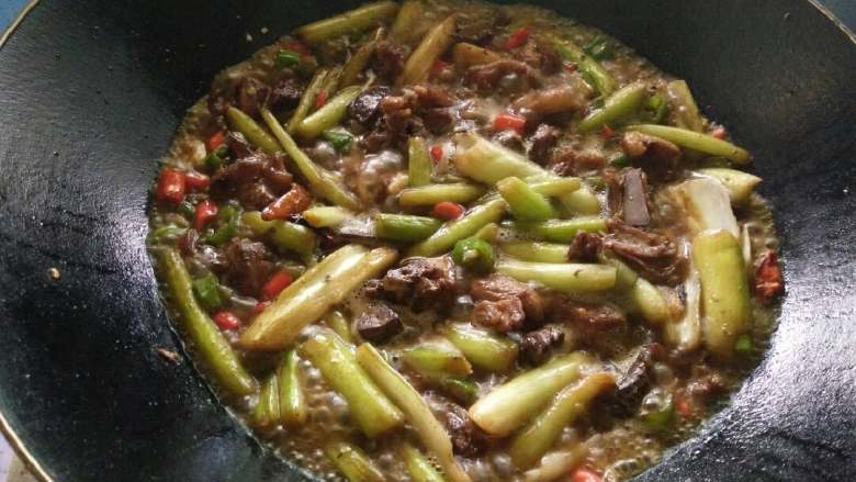 茶油芋头杆鸭肉,炒香加入留着的鸭汤倒入,小火闷5分钟,让味道进去,不要闷太干,要留点汤鸭肉才好吃