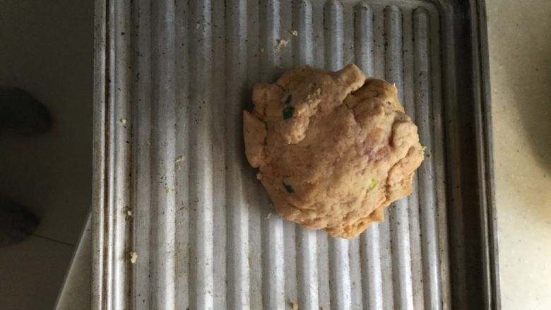 家常肉饼,将材料混合均匀，揉搓