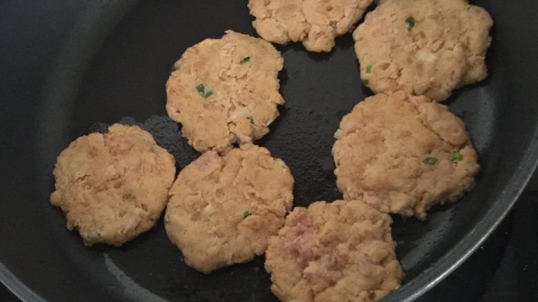 家常肉饼,热锅，多油，煎炸至两面金黄，出锅