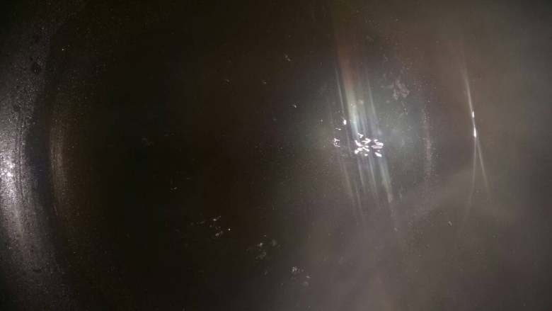 水馒头,锅里放水加入白糖煮开