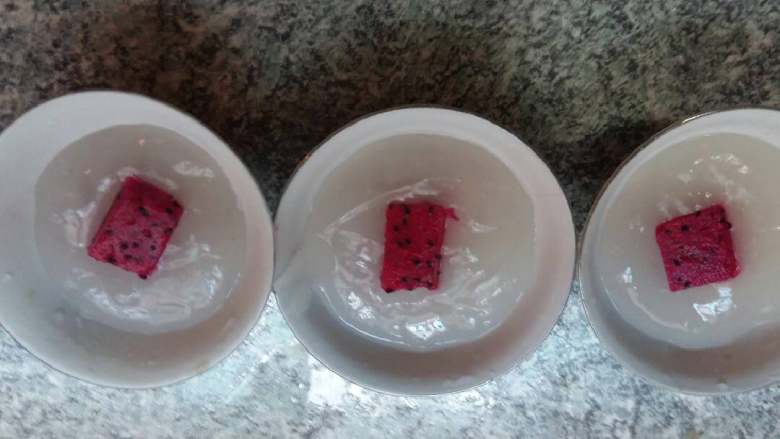 水馒头,小碗用开水烫一下,盛入羹液(只盛小碗一半),放入火龙果。