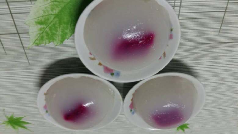 水馒头,也可以用葛根粉,红薯粉制作。红糖加2个薄荷头泡水蘸着吃更加美味。