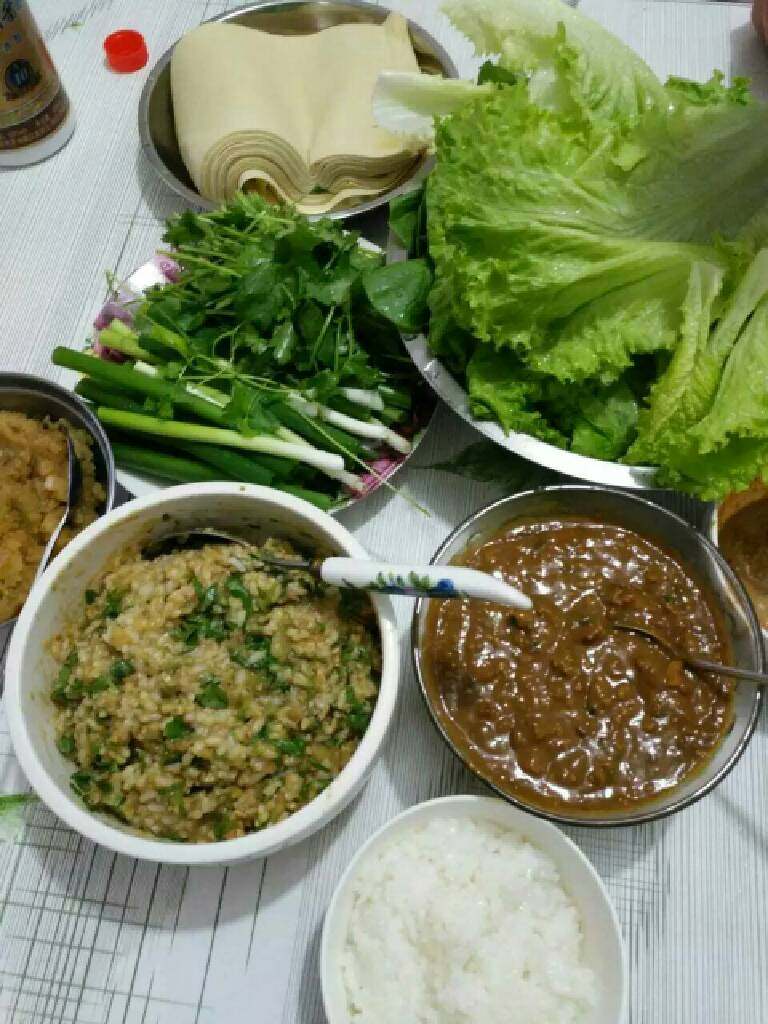 东北饭包,就用之前菜谱里教的<a style='color:red;display:inline-block;' href='/shicai/ 4163'>土豆泥</a>和<a style='color:red;display:inline-block;' href='/shicai/ 4378'>肉酱</a>,<a style='color:red;display:inline-block;' href='/shicai/ 121'>生菜</a>里面包上米饭<a style='color:red;display:inline-block;' href='/shicai/ 4163'>土豆泥</a>和<a style='color:red;display:inline-block;' href='/shicai/ 4378'>肉酱</a>,再放点香菜和小葱包好一口一起咬下去,味道你自己品,干豆腐卷上香菜小葱小白菜或者<a style='color:red;display:inline-block;' href='/shicai/ 121'>生菜</a>加点<a style='color:red;display:inline-block;' href='/shicai/ 4378'>肉酱</a>和<a style='color:red;display:inline-block;' href='/shicai/ 4163'>土豆泥</a>卷好了!吃吧!建议南方人尝试一下,是真的香哦!