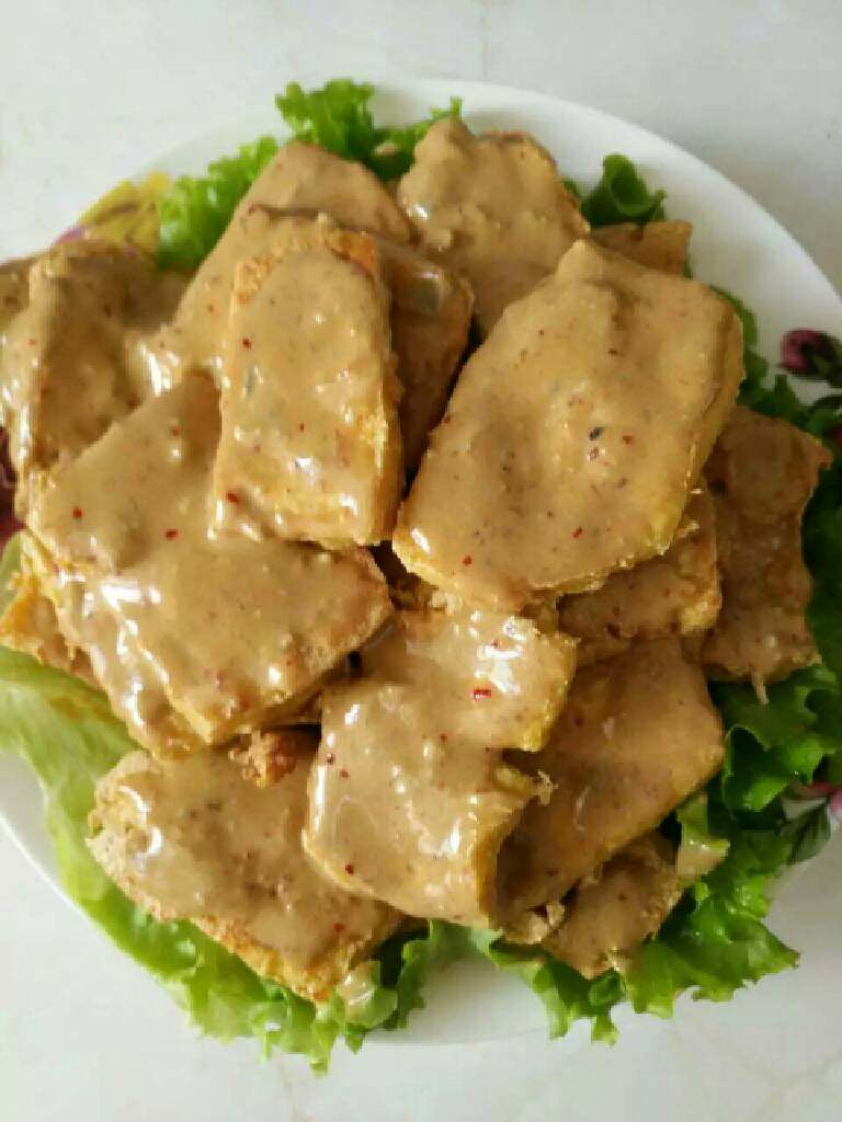 臭豆腐,豆腐切块炸到金黄，倒上之前调好的酱吃就可以了！没有外面卖的臭，但是很香