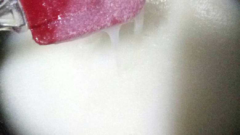 油茶,米糊已经慢慢变浓稠,但不会沾在刮刀上,还可以流动,继续熬,继续不断搅动