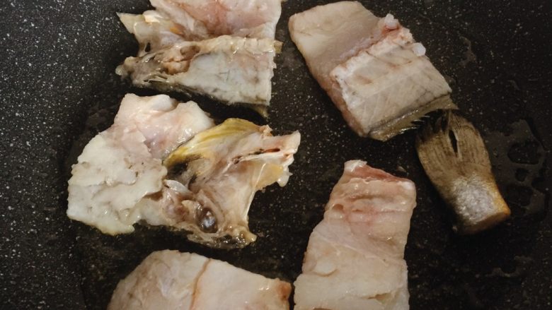 糖醋黄鱼,黄鱼切块,油锅煎。因为包装上写着配料已经有料酒和盐,所以我省去了腌渍的步骤。