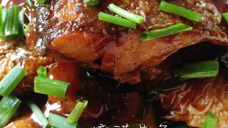 糖醋黄鱼,翻拌均匀后盛出锅,撒上葱花点缀。
