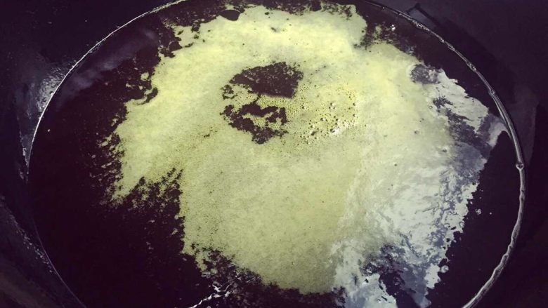 麻辣牛肉干,锅里倒满茶油(可以浸泡住牛肉的量),开火慢慢升温。