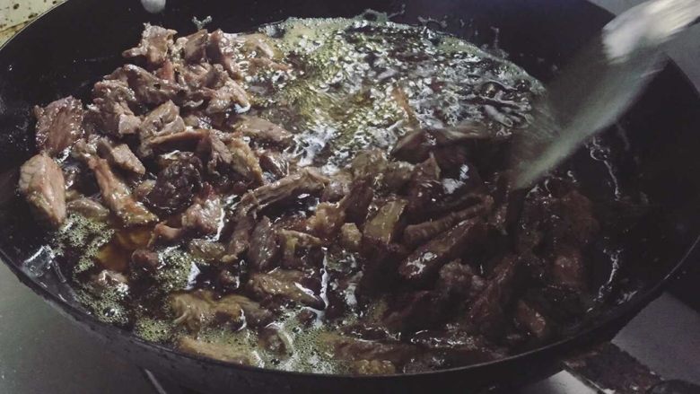 麻辣牛肉干,煎牛肉,用菜油煎,油在温热时,放入牛肉,小火不断的小炒,大概三四分钟,牛肉变成大概金黄色就起锅,牛肉起锅中,在用过滤网把牛肉和油分开装。
