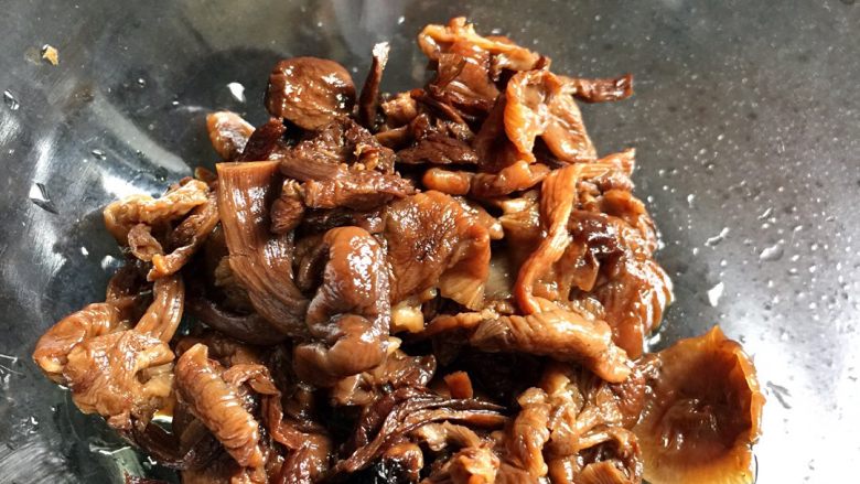 吃乌贼不吃鱿鱼,干的榛蘑处理方法
1、干的榛蘑香味比香菇的香味更甚一筹,而且比较独特。但是泥沙比较重,尤其是它的根部,建议先剪掉根兜兜,
2、用水冲洗2遍,放入盆中,倒入冷水泡发。1-2小时后,用筷子顺时针搅动泡发的水,让泥沙沉淀下去。
3、取出,放入干净盆中,抓一把淀粉或面粉下去,加入冷水,继续搅拌。静置10分钟,再去清洗,基本就干净了。
4、注意一点,不要用手把榛蘑的水挤掉,这样营养会流失一部分,香味自然也会淡了。泡发的水不要倒掉,空一空,取表面的水一会倒入锅中一起烧,非常地香!