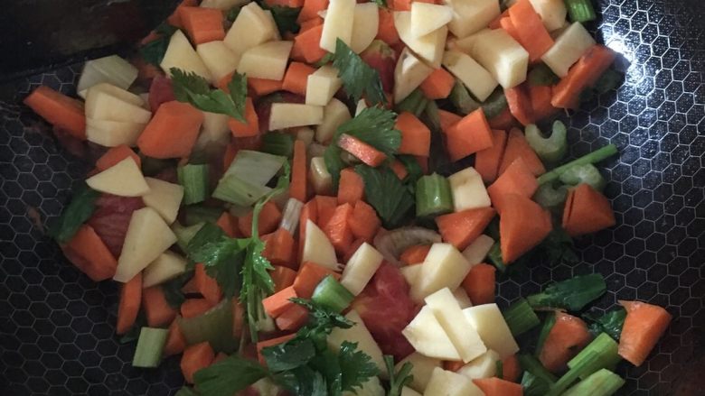 罗宋汤,放入炒锅翻炒