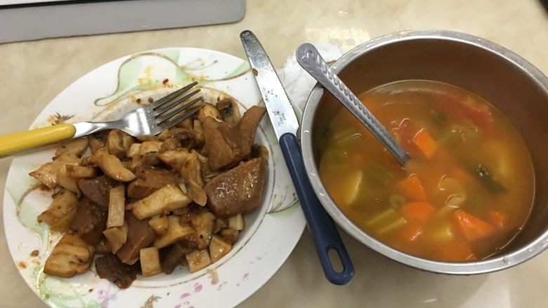 罗宋汤,把食材炒到收汁后放入高汤中高火煮20分钟ps(成品）