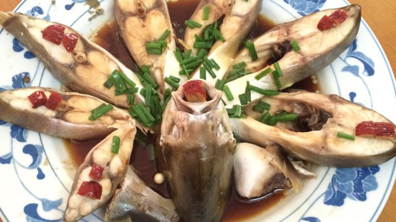孔雀开屏,把食用油烧到冒烟,淋在鱼上,完成一道菜了
