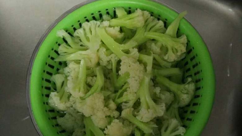 五花肉炒花菜,然后倒入出好水的花菜翻炒。