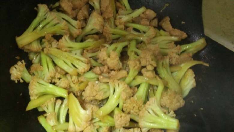五花肉炒花菜,大火不断翻炒,锅里水炒干,加入适当的盐,即可装盘。