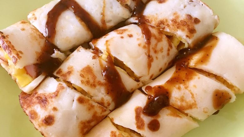 玉米蛋饼,淋上酱油膏,开始吃美味额额早餐吧!
