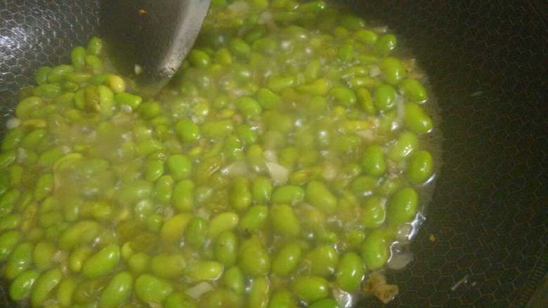 蒜香脆豆,加入适量水,盖上盖子煮。