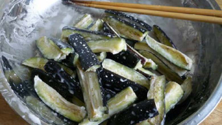 油焖茄子,4.拌入淀粉。