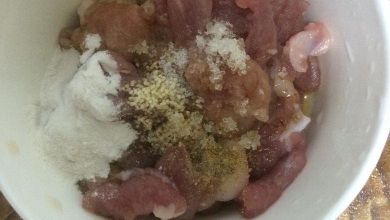 莴笋木耳肉片,腌制猪肉。加入一小勺豆粉,一勺酱油(主要上色好看),加入适量的盐和鸡精。加微量的白糖,黑胡椒粉,13香。最后加一小勺料酒搅匀,腌制5分钟。