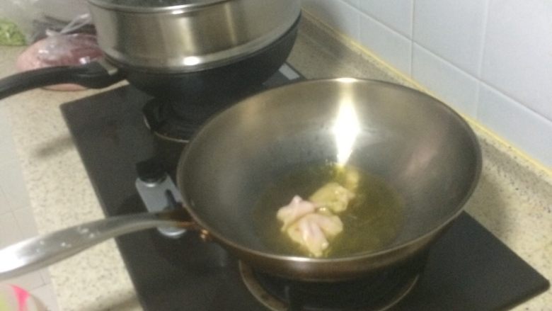 莴笋木耳肉片,先把肥肉放在锅里炒出油。这个步骤自己选择,可以省略。我觉得这样炒下要香一点