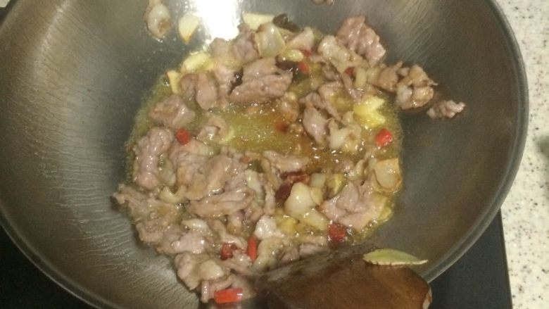 莴笋木耳肉片,加入之前腌好的猪肉,姜蒜,和<a style='color:red;display:inline-block;' href='/shicai/ 703'>泡椒</a>一起翻炒。然后加入一勺豆瓣继续翻炒