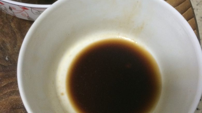 莴笋木耳肉片,看莴笋要好的时候加入适量的盐和鸡精,注意盐加一点点就好了。最后倒入之前备好芡粉。起锅