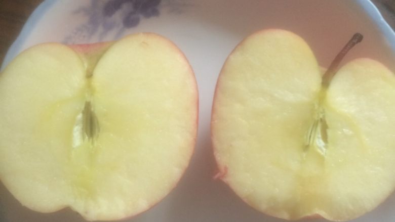 瘦身减肥食谱《蒸苹果》,然后用水冲洗干净,将苹果对半分开