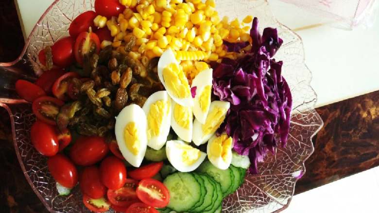 瘦身沙拉,<a style='color:red;display:inline-block;' href='/shicai/ 500'>玉米</a>、<a style='color:red;display:inline-block;' href='/shicai/ 9'>鸡蛋</a>煮熟切好，其他菜洗好晾干水分，全部装盘