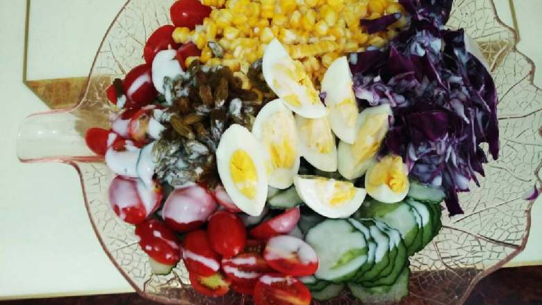 瘦身沙拉,浇上<a style='color:red;display:inline-block;' href='/shicai/ 885'>酸奶</a>，沙拉酱，凉拌均匀，大口大口吃吧。